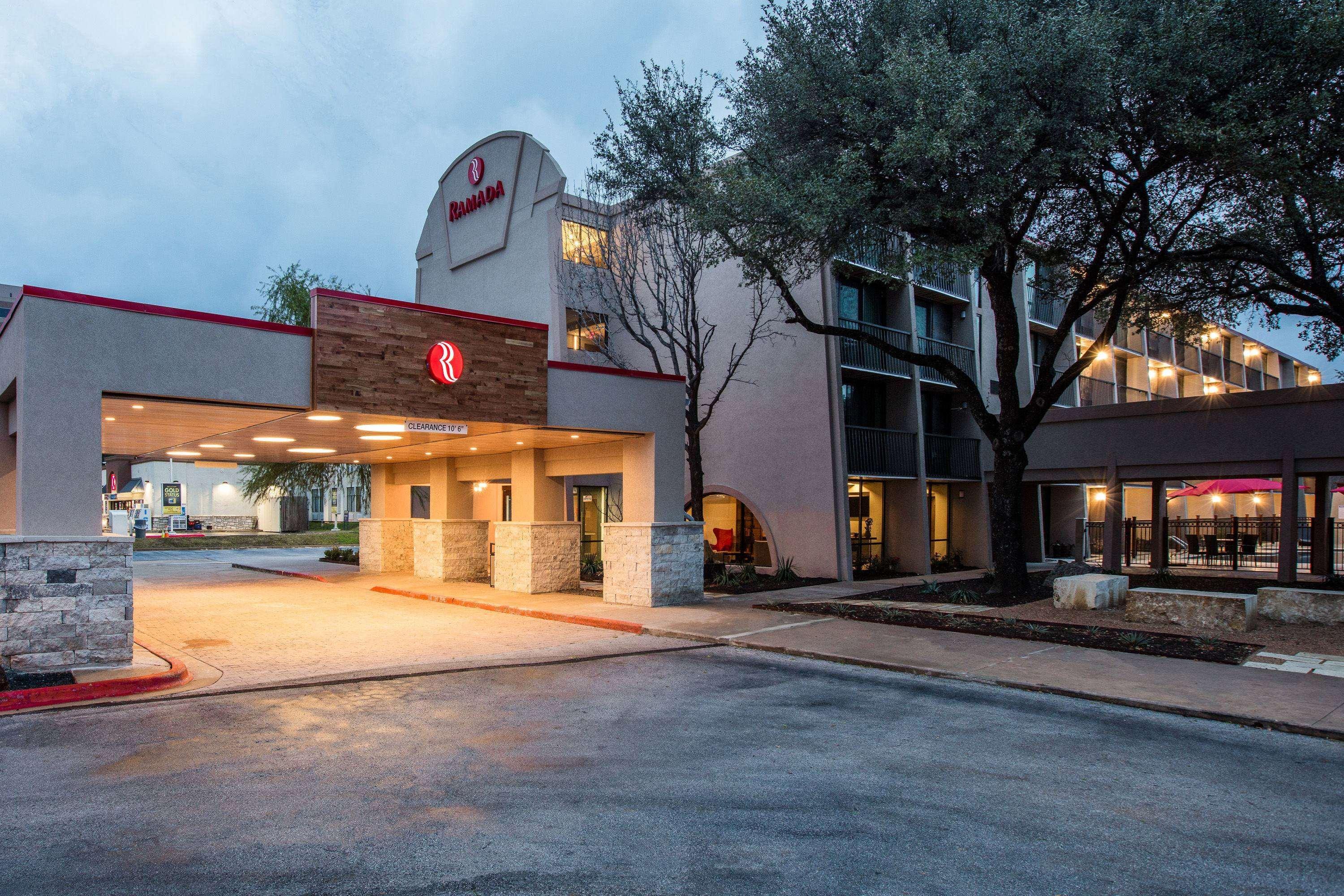 Hotel Ramada By Wyndham Austin South Exterior foto