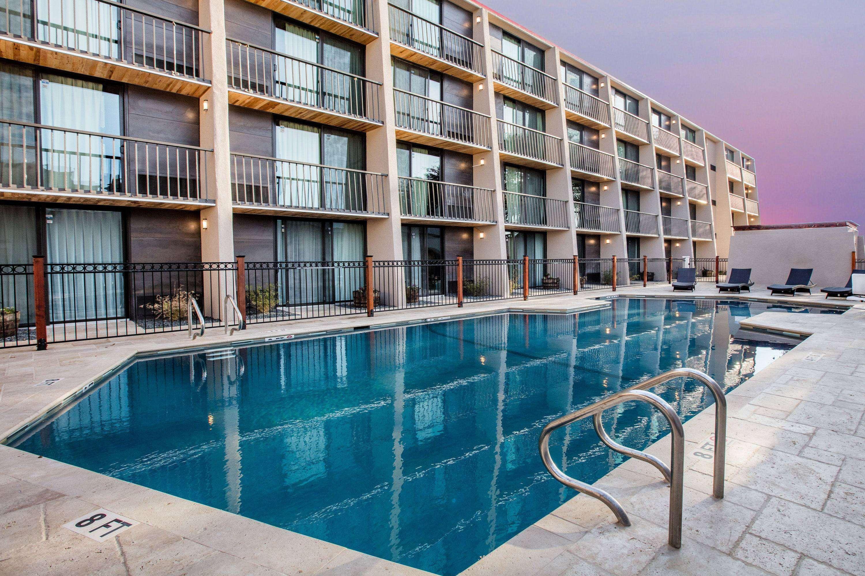 Hotel Ramada By Wyndham Austin South Exterior foto