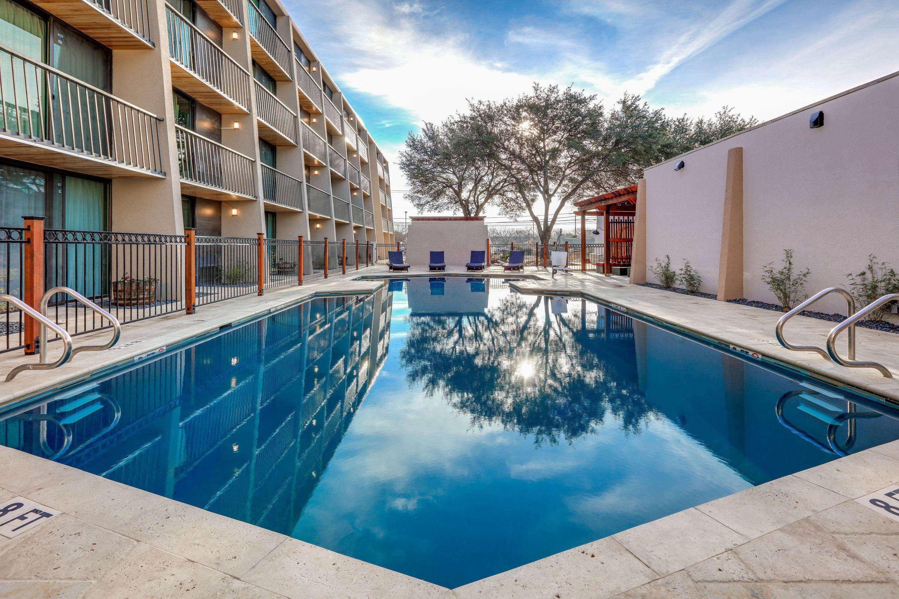 Hotel Ramada By Wyndham Austin South Exterior foto