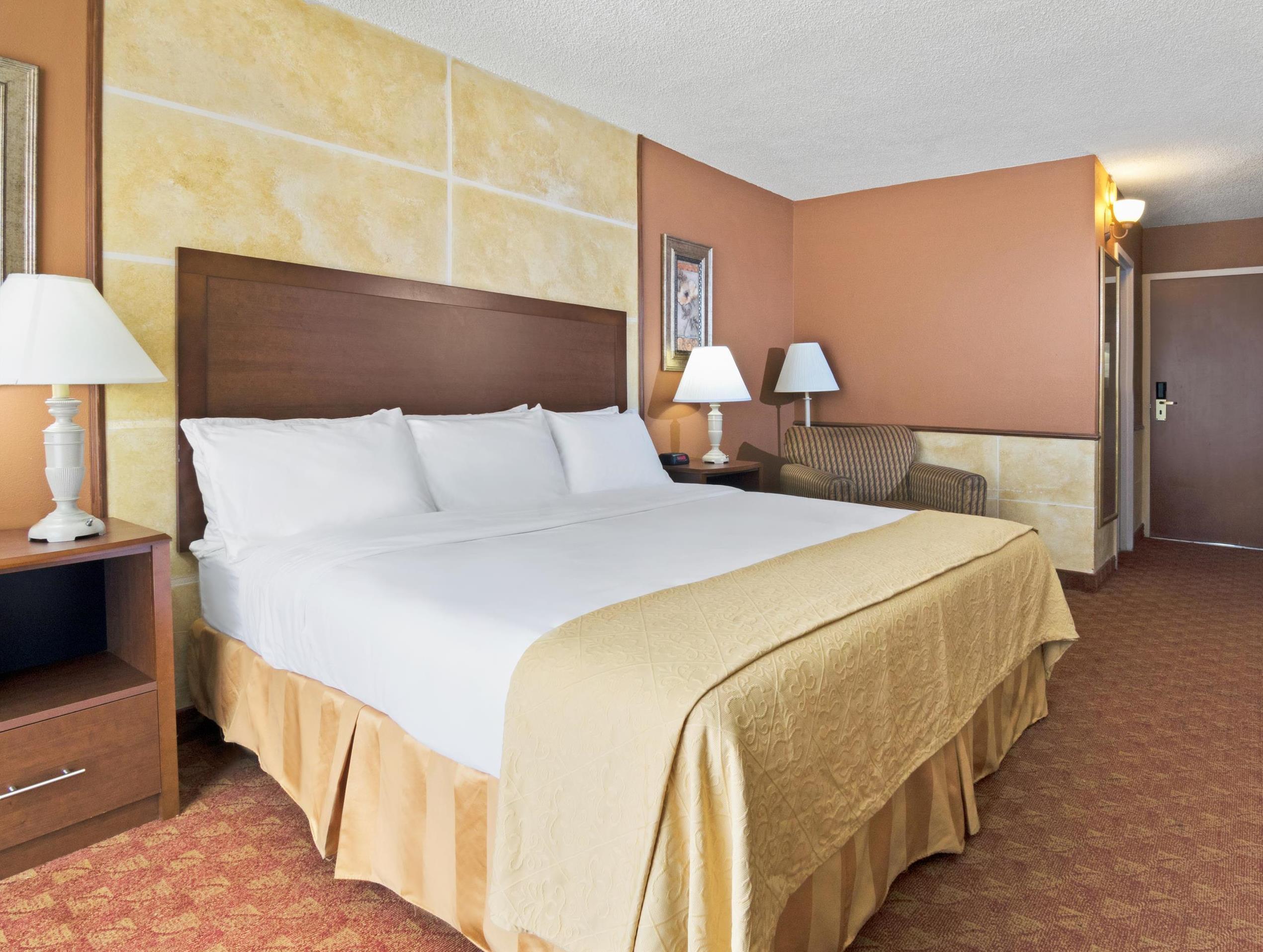Hotel Ramada By Wyndham Austin South Exterior foto