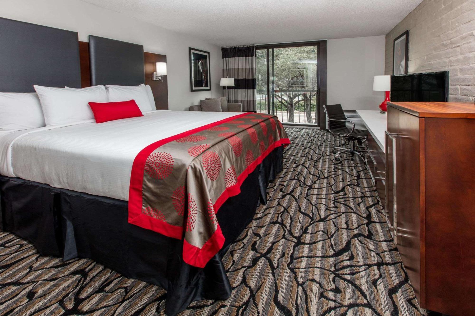 Hotel Ramada By Wyndham Austin South Exterior foto