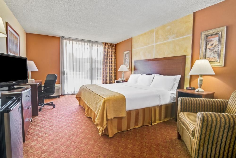Hotel Ramada By Wyndham Austin South Exterior foto