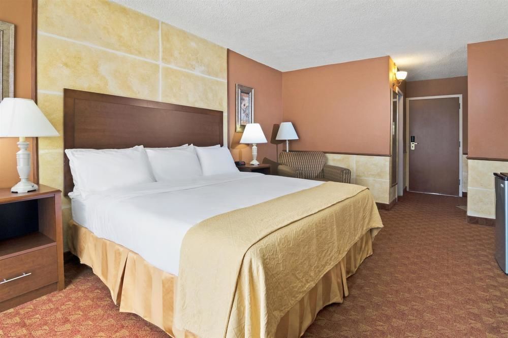 Hotel Ramada By Wyndham Austin South Exterior foto