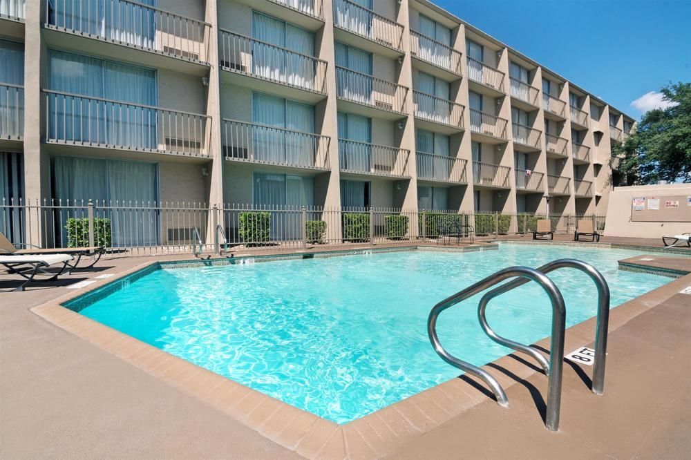 Hotel Ramada By Wyndham Austin South Exterior foto