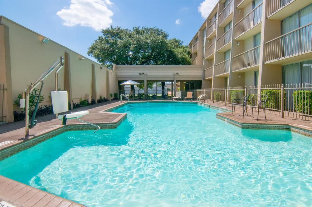 Hotel Ramada By Wyndham Austin South Exterior foto