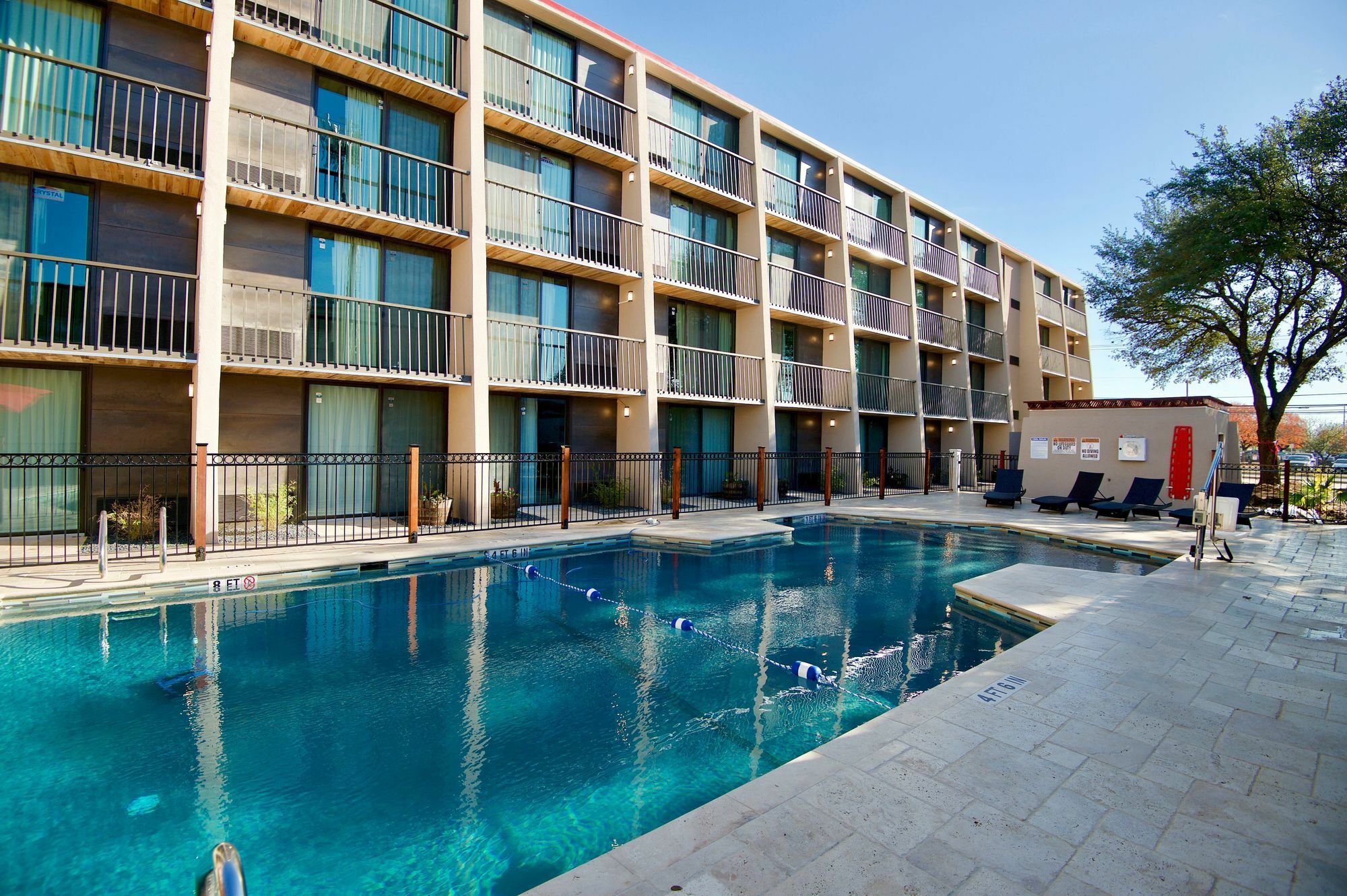 Hotel Ramada By Wyndham Austin South Exterior foto